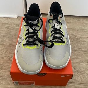 NWT Nike Fly By Mid 3